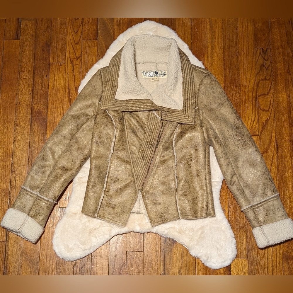 Womans Sherpa Jacket,Tan & White w/ Pytho Pattern